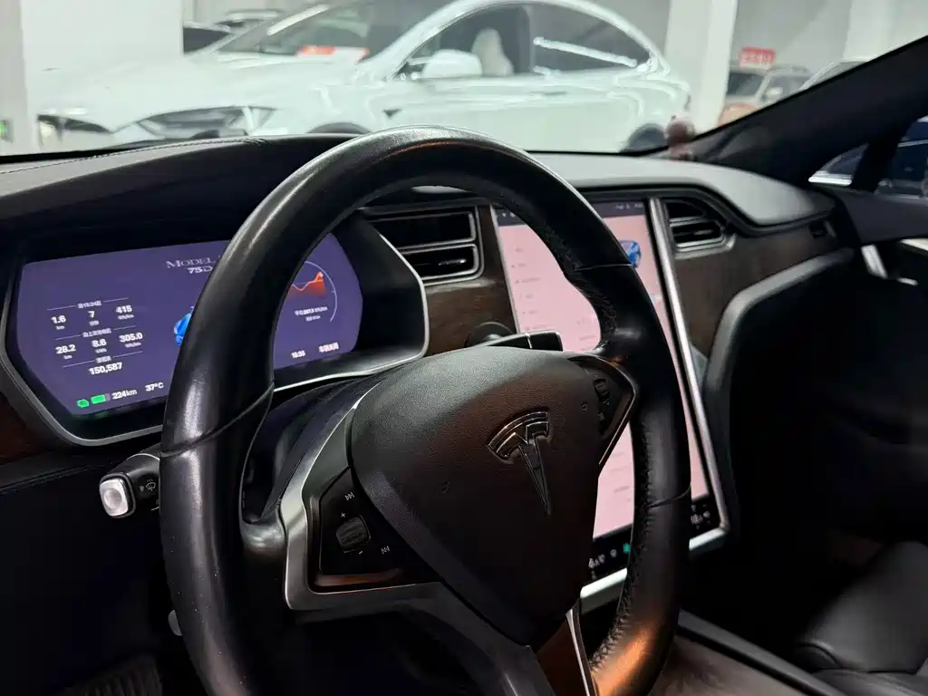 Tesla Model S — фото 4