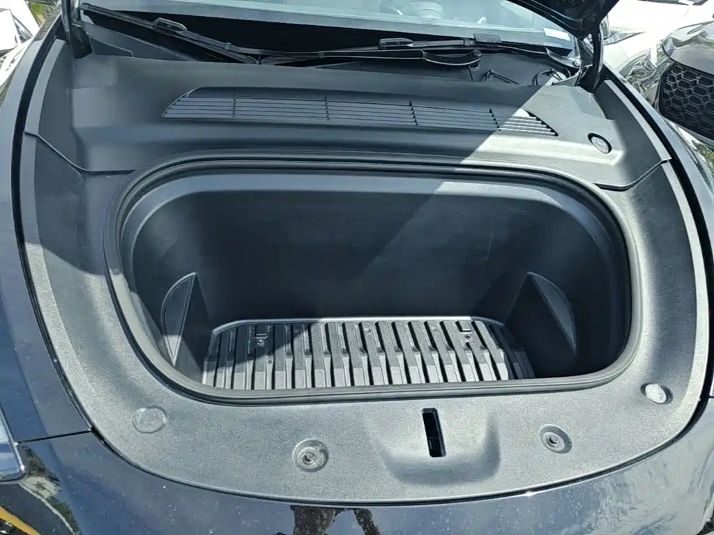 Tesla Model Y — фото 20
