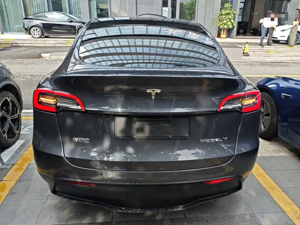 Tesla Model Y — фото 6