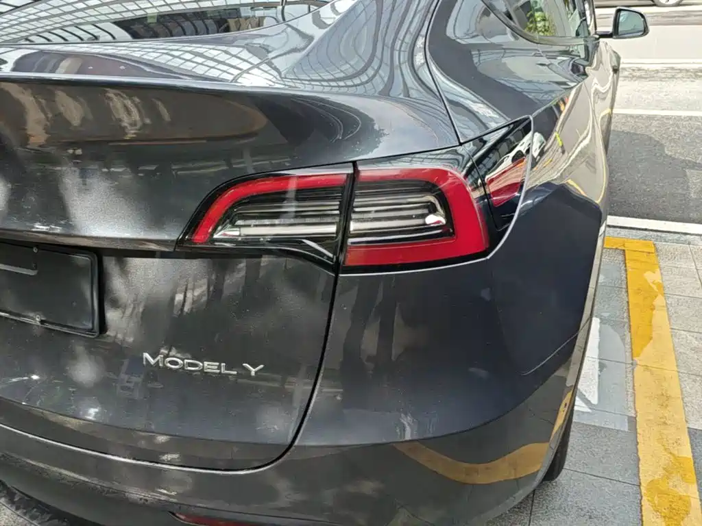 Tesla Model Y — фото 8