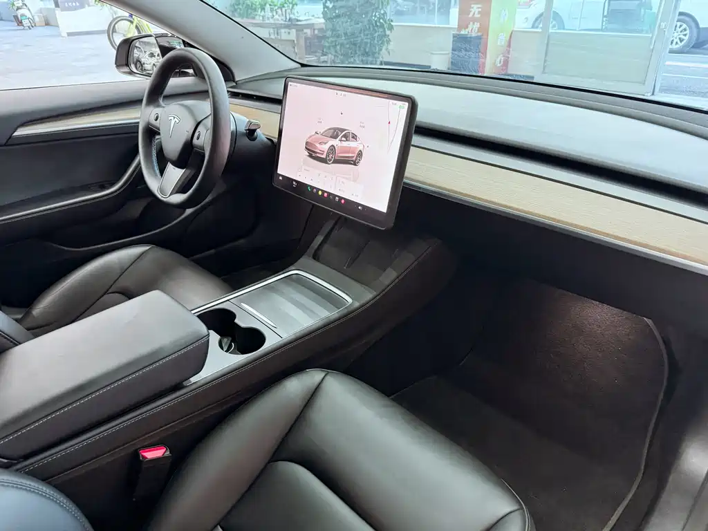 Tesla Model 3 — фото 18