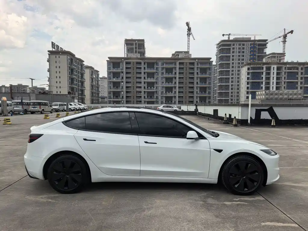 Tesla Model 3 — фото 4