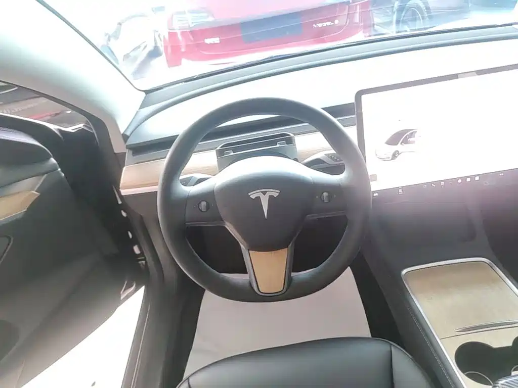 Tesla Model 3 — фото 11