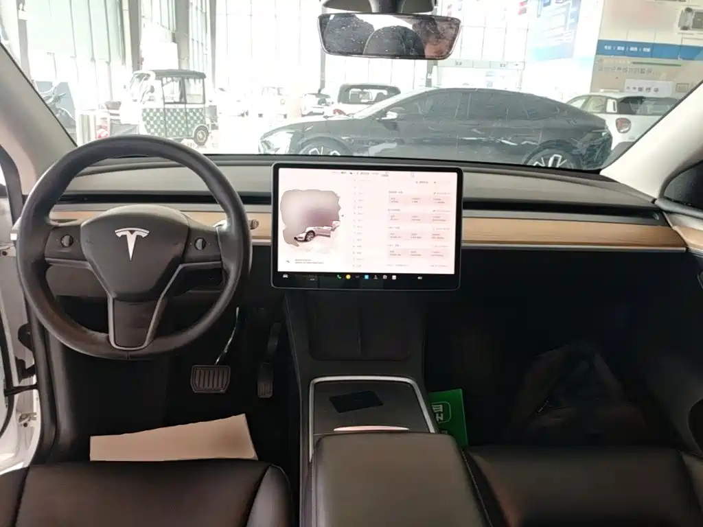 Tesla Model Y — фото 10