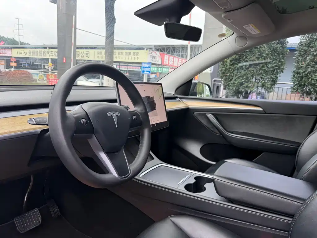 Tesla Model Y — фото 6