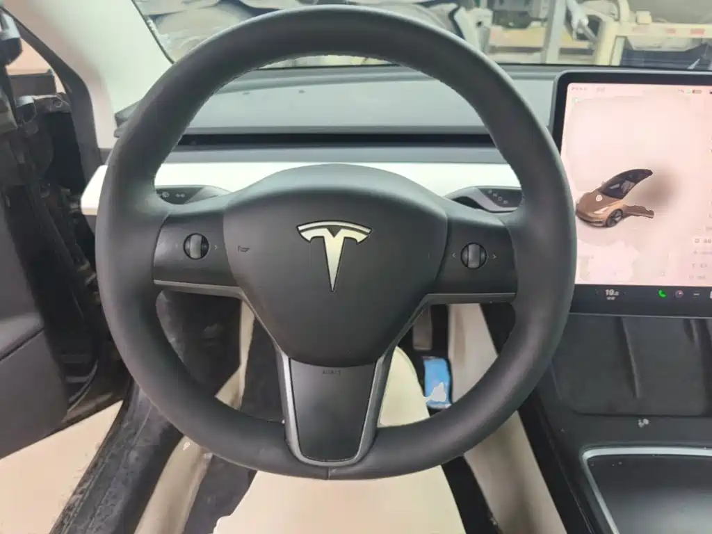 Tesla Model 3 — фото 11