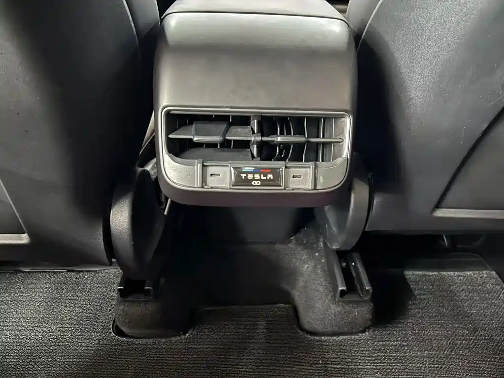 Tesla Model Y — фото 18