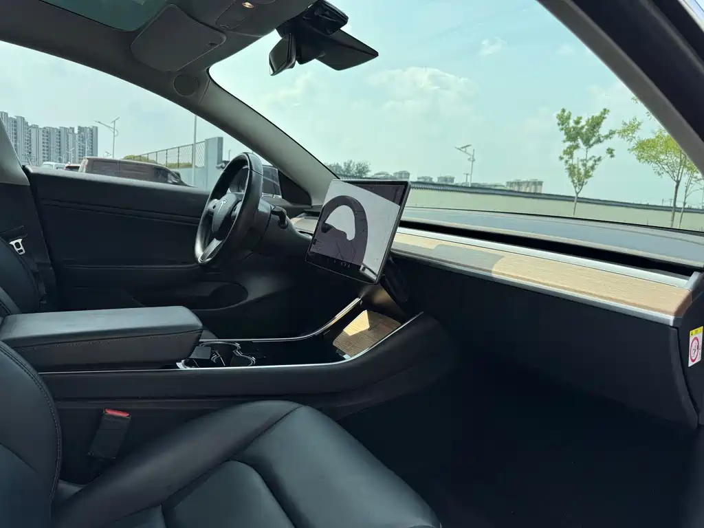 Tesla Model 3 — фото 17