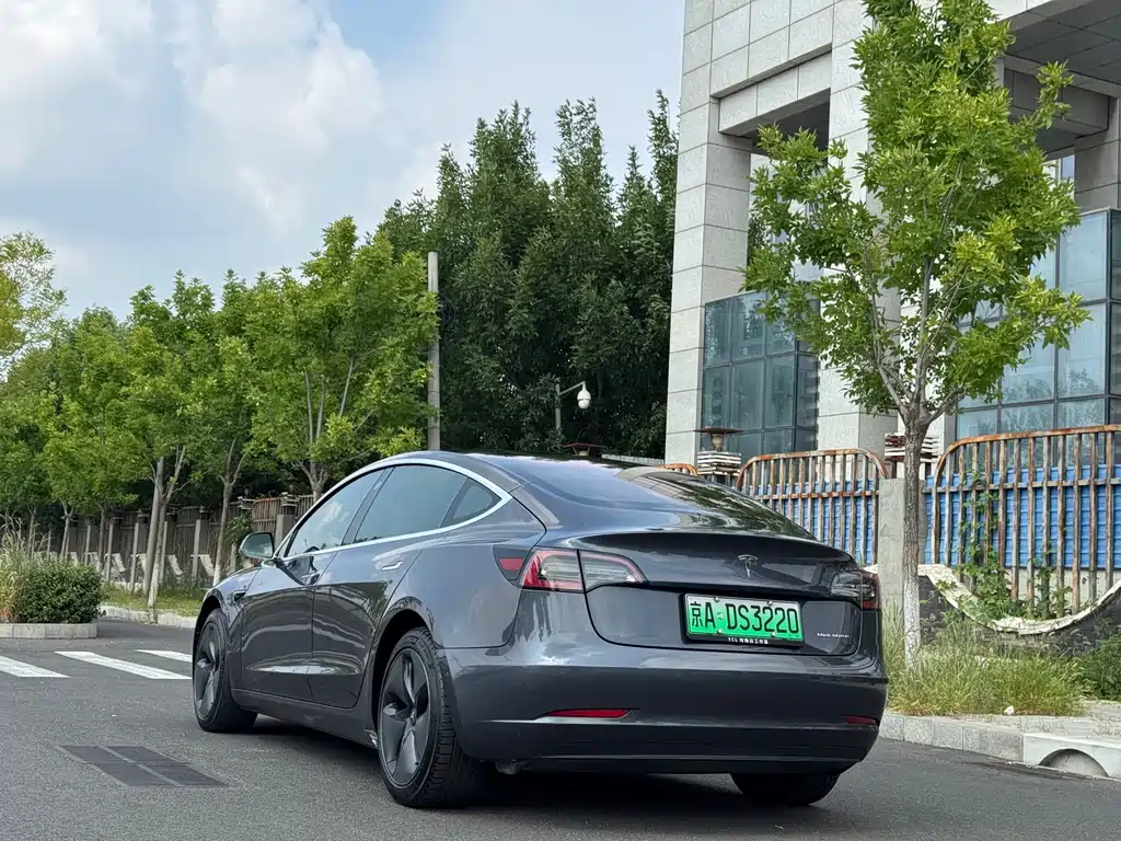 Tesla Model 3 — фото 20