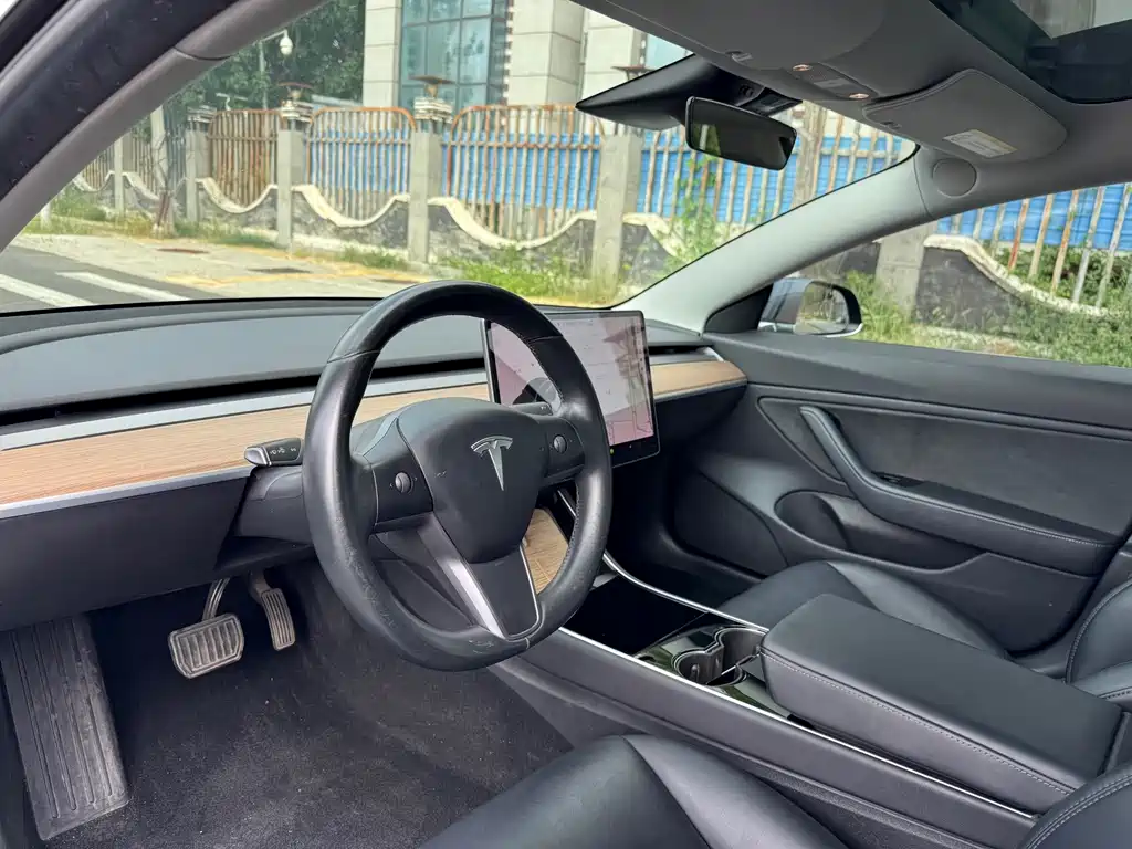 Tesla Model 3 — фото 9