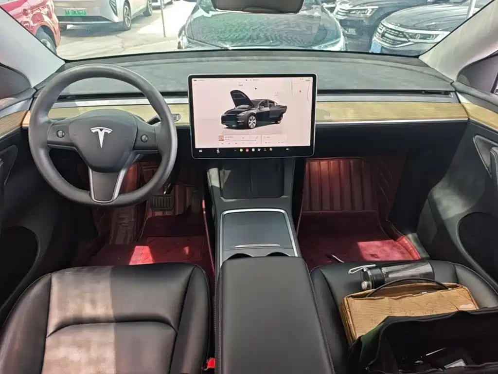 Tesla Model Y — фото 10
