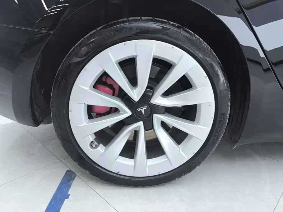 Tesla Model 3 — фото 6