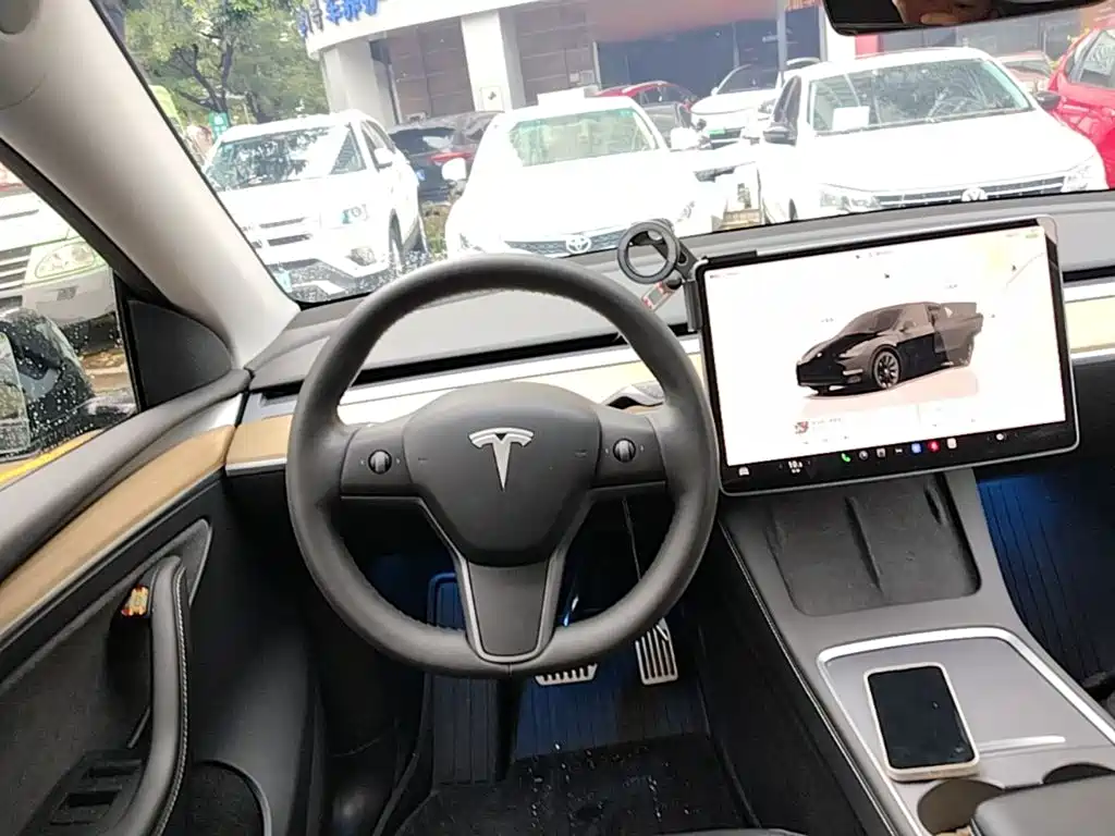 Tesla Model Y — фото 11