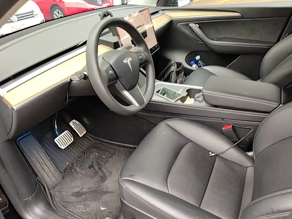 Tesla Model Y — фото 15