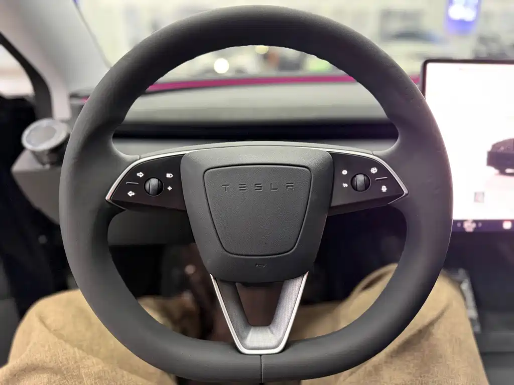 Tesla Model 3 — фото 13