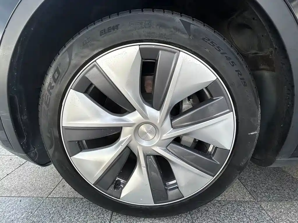 Tesla Model Y — фото 14