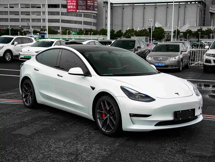 Tesla Model 3 — фото 3