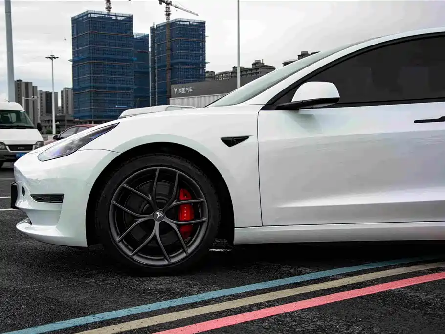 Tesla Model 3 — фото 4
