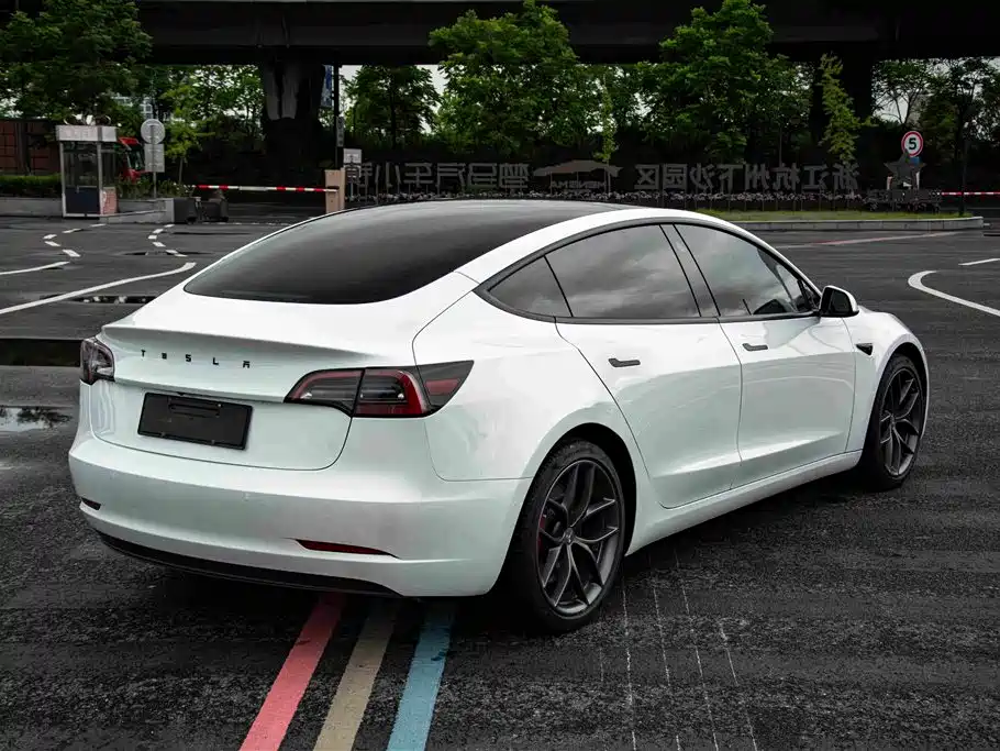 Tesla Model 3 — фото 8