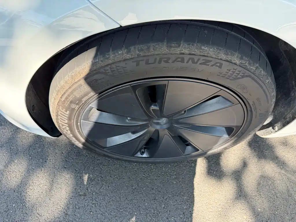 Tesla Model 3 — фото 4