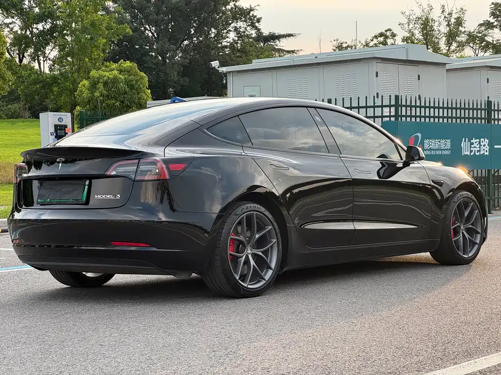 Tesla Model 3 — фото 6