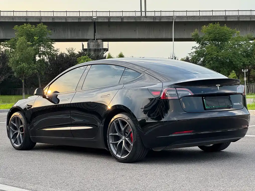 Tesla Model 3 — фото 7
