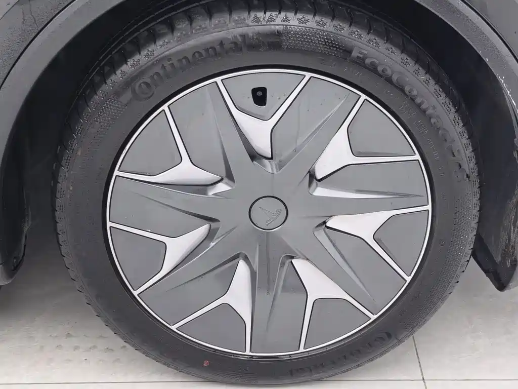 Tesla Model Y L — фото 7