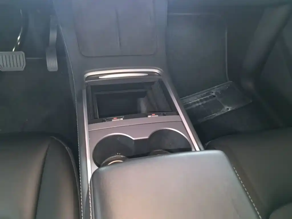 Tesla Model Y — фото 14
