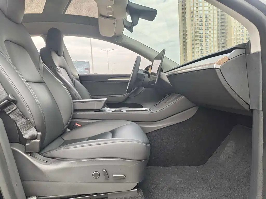 Tesla Model Y — фото 15