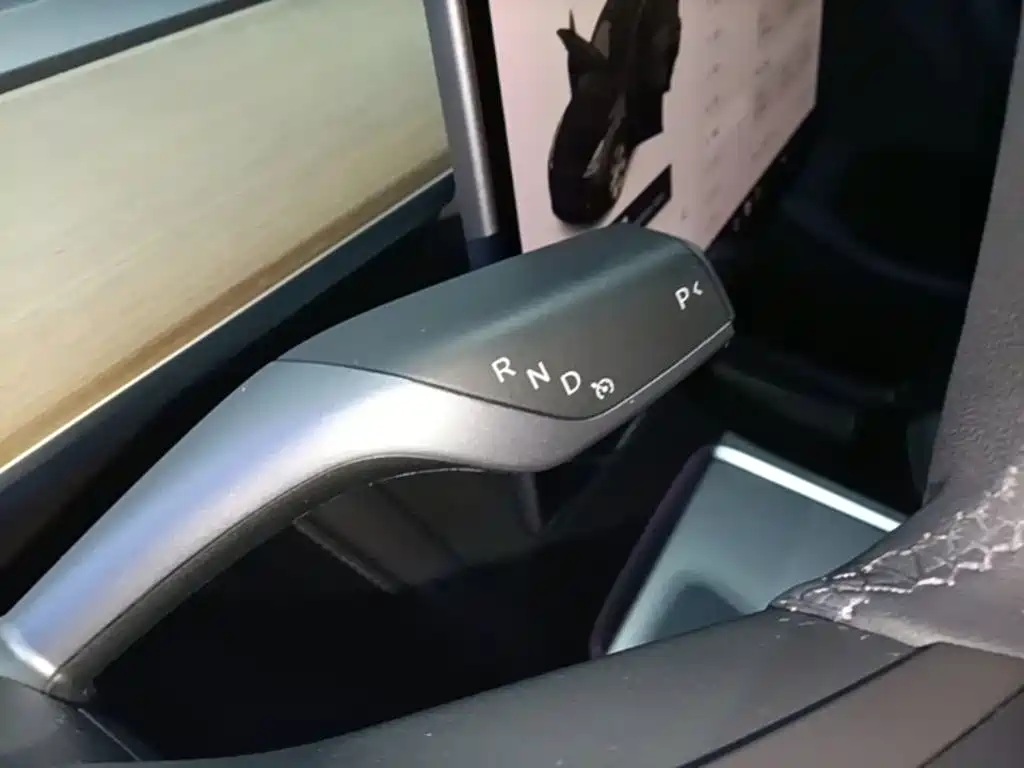 Tesla Model Y — фото 14