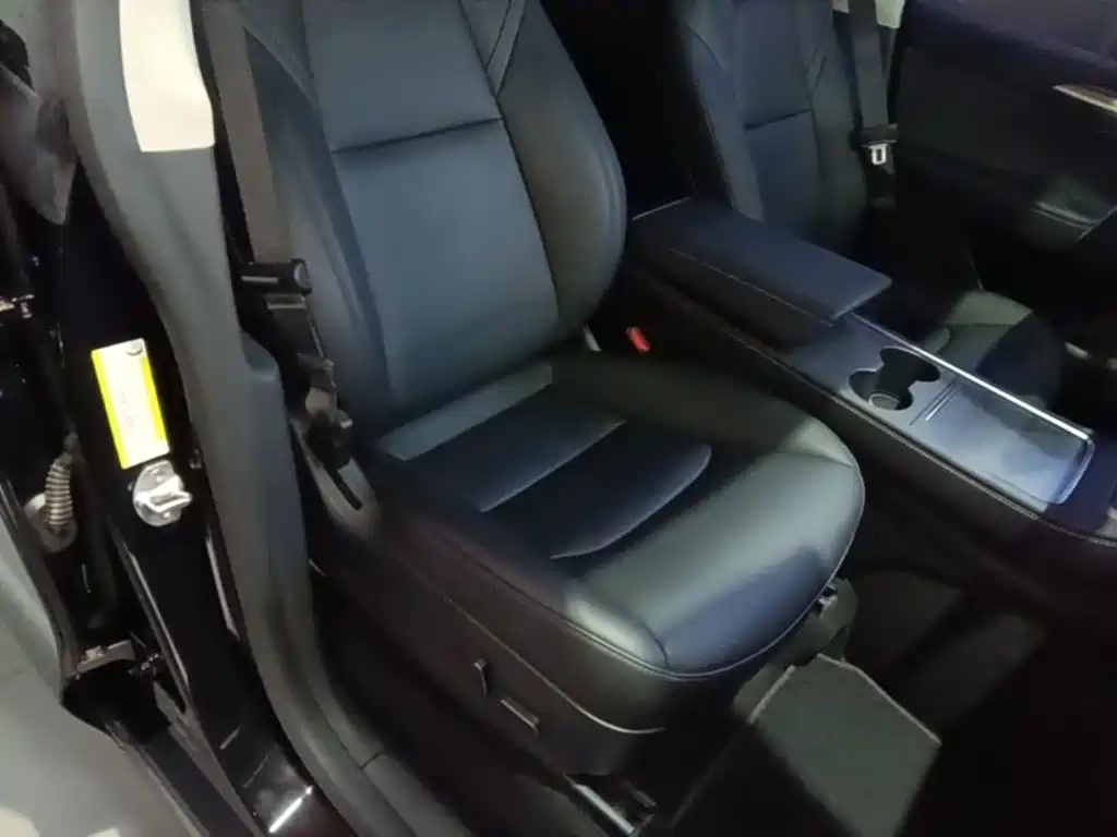 Tesla Model Y — фото 25