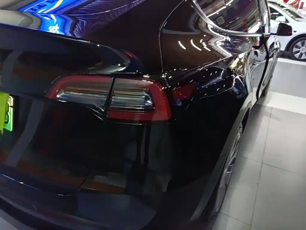 Tesla Model Y — фото 8