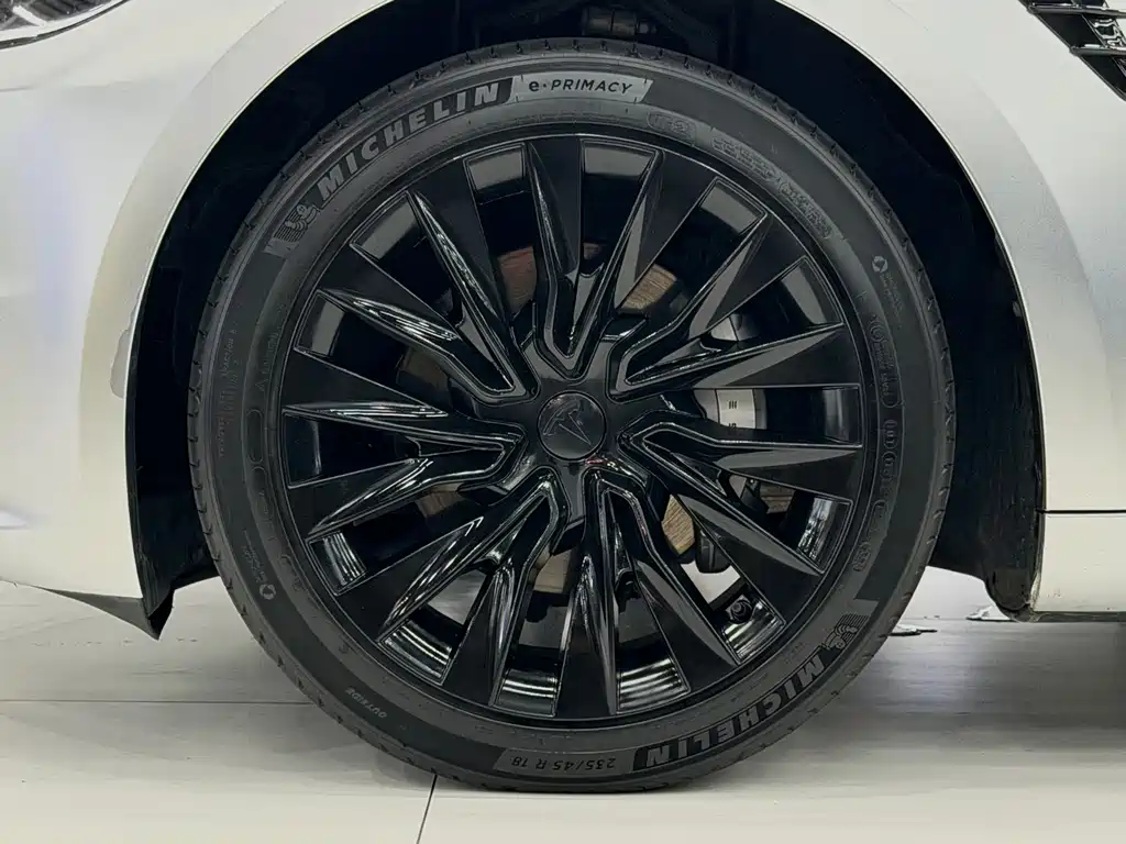 Tesla Model 3 — фото 18