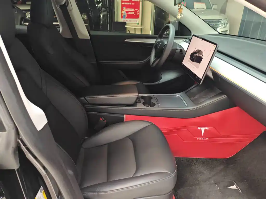 Tesla Model Y — фото 10