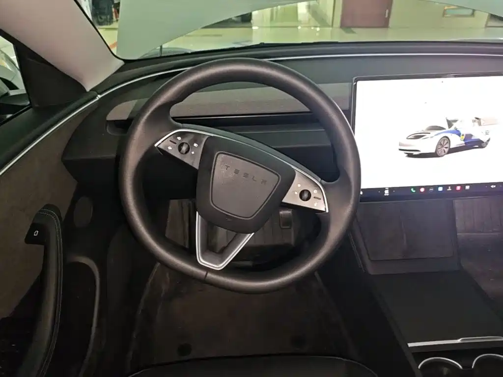 Tesla Model 3 — фото 11