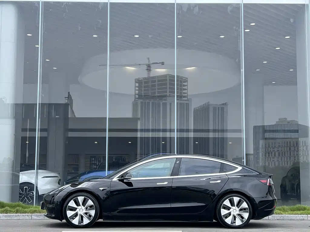 Tesla Model 3 — фото 3