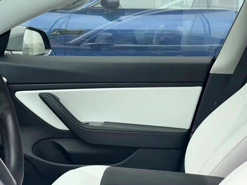 Tesla Model 3 — фото 9