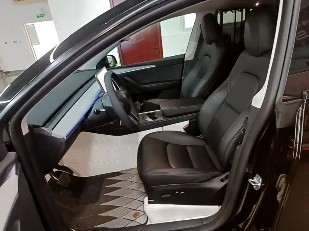 Tesla Model Y — фото 15