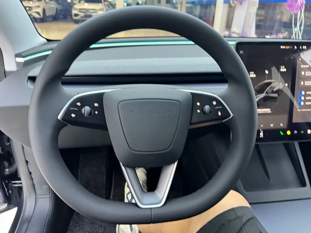 Tesla Model 3 — фото 6
