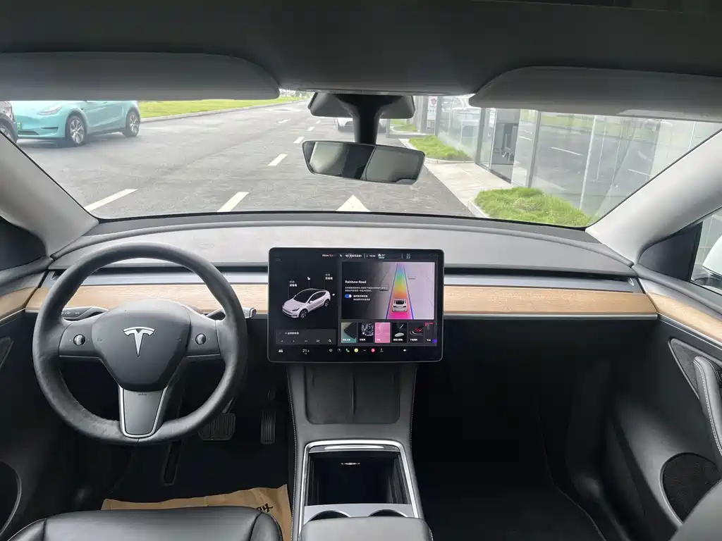 Tesla Model Y — фото 8