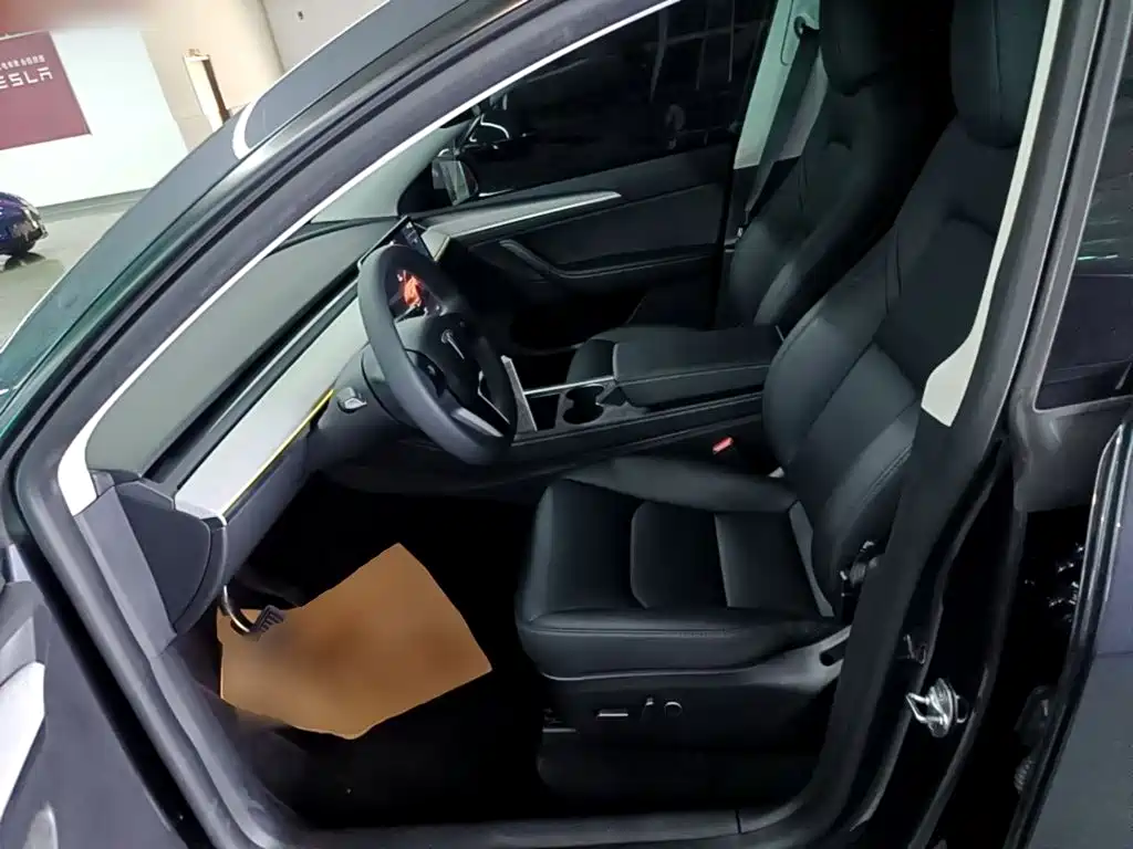 Tesla Model Y — фото 15