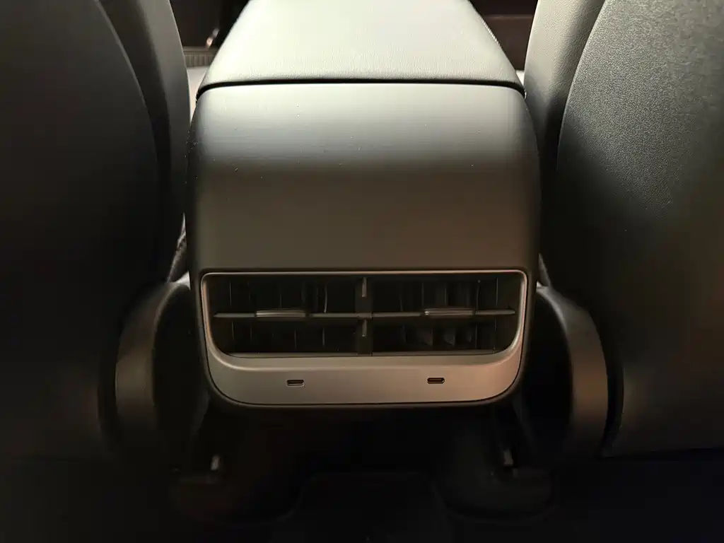 Tesla Model Y — фото 13