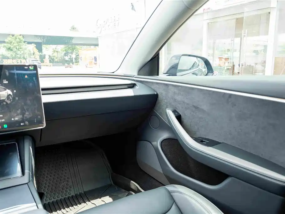 Tesla Model 3 — фото 18
