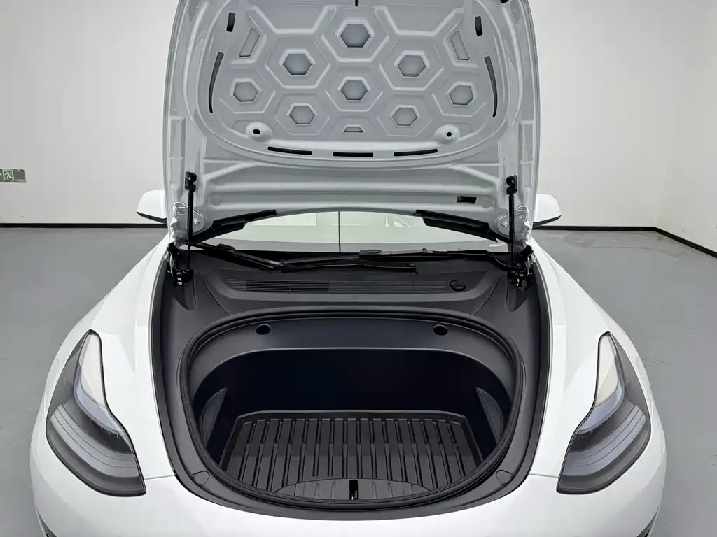 Tesla Model 3 — фото 11
