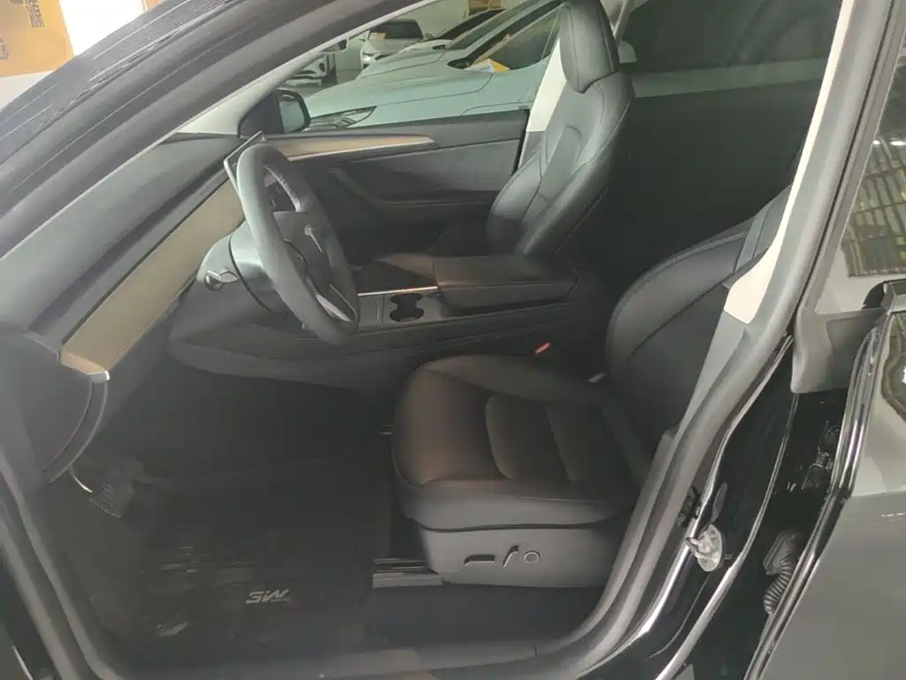 Tesla Model Y — фото 15
