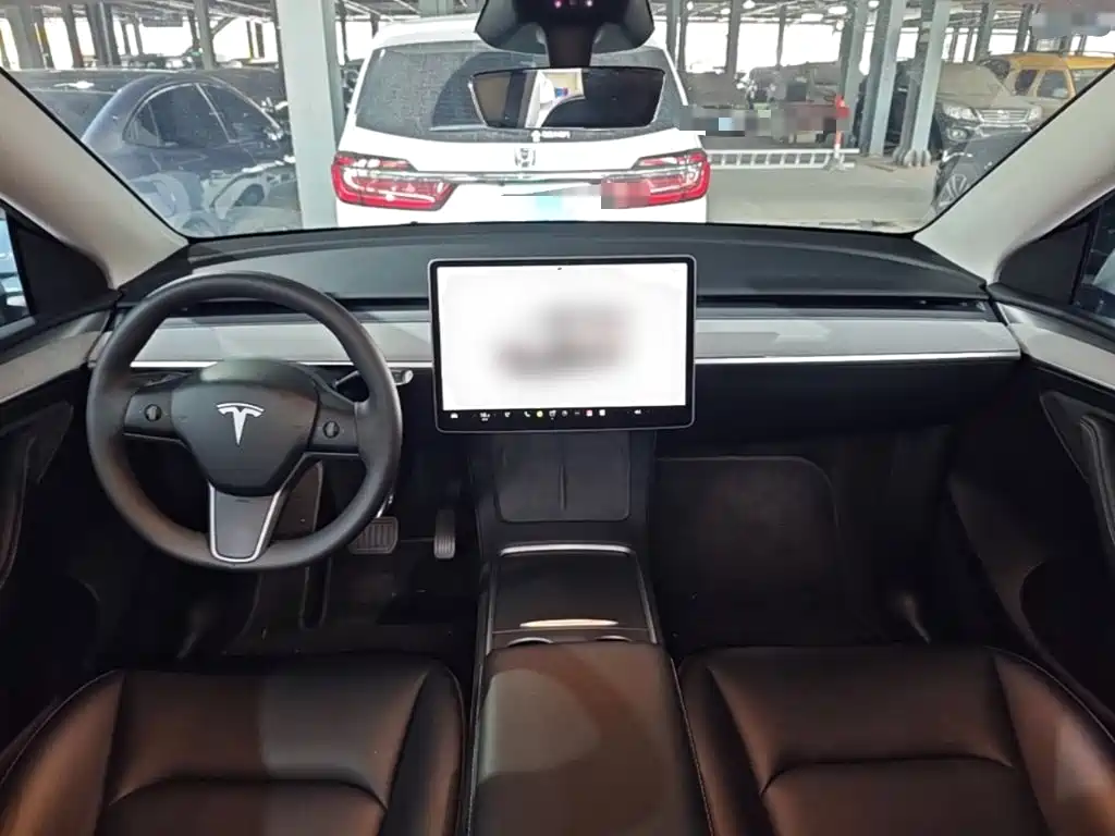 Tesla Model Y — фото 10