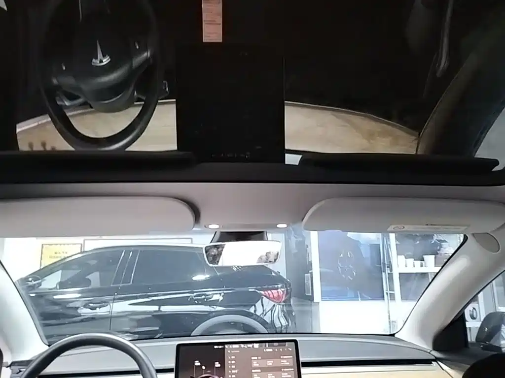 Tesla Model 3 — фото 18