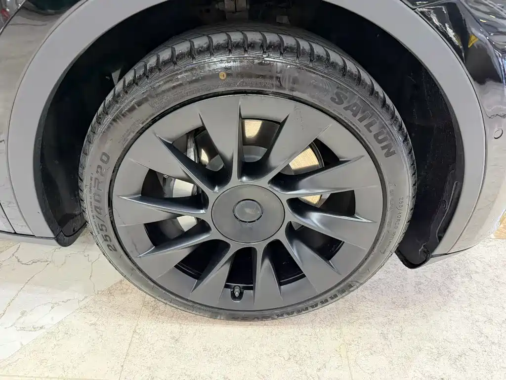 Tesla Model Y — фото 9