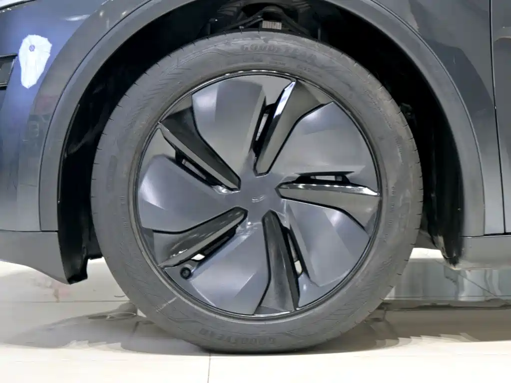 Tesla Model Y — фото 20