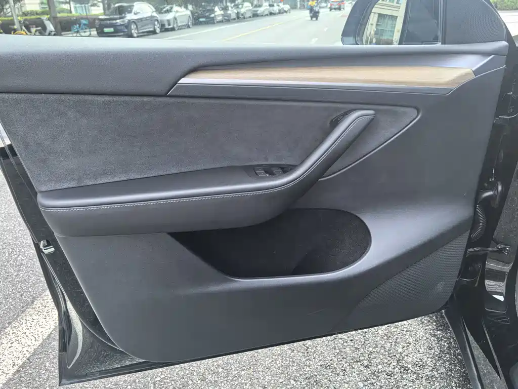 Tesla Model Y — фото 19